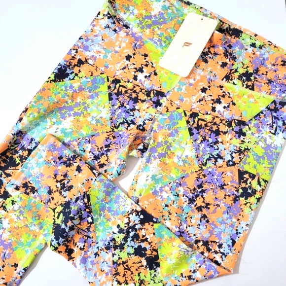 Fabletics Mid Rise Capri, Meridian remix, size Medium - Picture 6 of 9